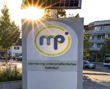 Mobilitätsstele mit Solarpanel am Bahnhof Germering-Unterpfaffenhofen.